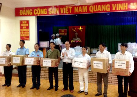 Thứ trưởng Nguyễn Hữu Chí tặng quà chiến sỹ Đảo Trường Sa lớn. Nguồn: mof.gov.vn