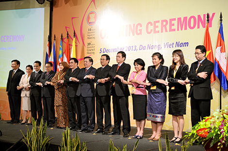 Bộ trưởng Đinh Tiến Dũng chụp ảnh lưu niệm cùng  trưởng đoàn các nước tham dự Hội nghị. Nguồn: mof.gov.vn