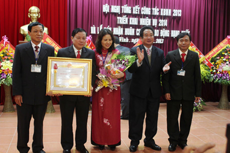 Kho bạc Nhà nước Nghệ An đón nhận Huân chương Lao động hạng Nhất. Nguồn: internet