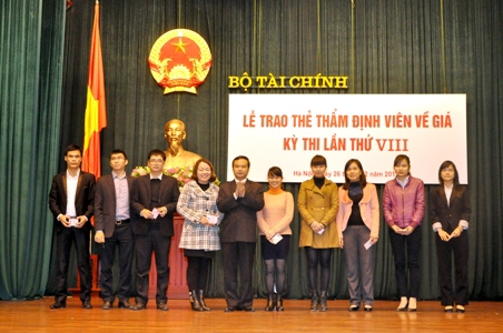 Ông Nguyễn Anh Tuấn - Cục trưởng Cục Quản lý Giá trao thẻ cho các thí sinh tại kỳ thi lần thứ VIII. Nguồn: mof.gov.vn