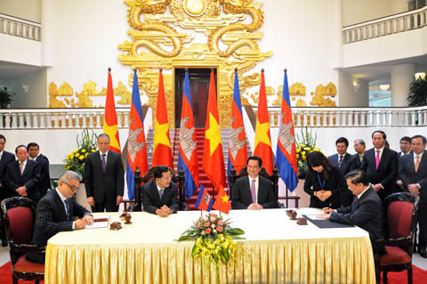 Bộ trưởng Bộ Tài chính Đinh Tiến Dũng và Bộ trưởng Kinh tế và Tài chính Campuchia Ôn-poan Mu-ni-roát ký kết văn kiện hợp tác. Nguồn: thoibaotaichinhvietnam.vn
