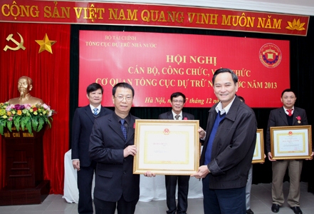 Thừa ủy quyền của Chủ tịch nước, Thứ trưởng Nguyễn Hữu Chí đã trao tặng  Huân chương Lao động Hạng 3 cho một số cá nhân có thành tích xuất sắc. Nguồn: mof.gov.vn