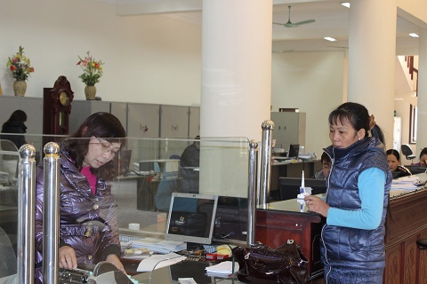 Cán bộ KBNN Sơn La kiểm đếm tiền trước khi thanh toán cho khách hàng. Nguồn: baohaiquan.vn
