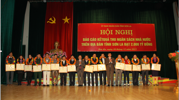 Lãnh đạo Tỉnh uỷ, UBND tỉnh Sơn La trao bằng khen cho các tập thể có thành tích xuất sắc trong thực hiện nghĩa vụ với ngân sách nhà nước năm 2013. Nguồn: internet