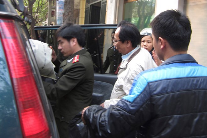 Ông Hồ Văn Hải được áp tải lên xe về trại tạm giam sau khi tiến hành khám xét nhà riêng. Nguồn: laodong.com.vn 