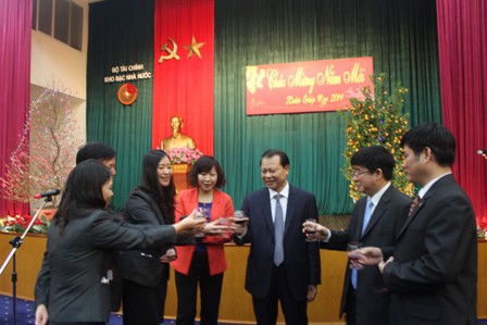 Phó Thủ tướng Vũ Văn Ninh nâng ly chúc mừng lãnh đạo, cán bộ công chức KBNN. Nguồn: internet