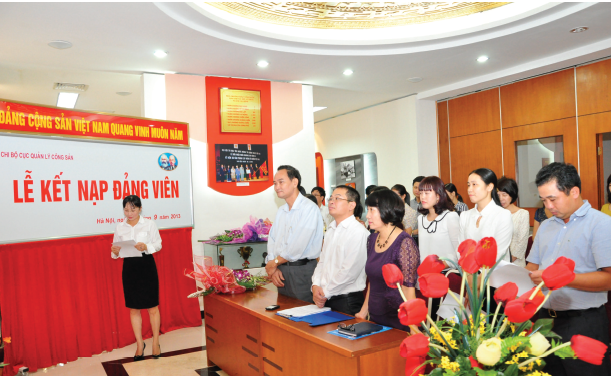 Đồng chí Nguyễn Hữu Chí, Uỷ viên Ban Cán sự Đảng, Thứ trưởng Bộ Tài chính tham dự Lễ kết nạp đảng viên mới tại Chi bộ Cục Quản lý Công sản. Nguồn: internet