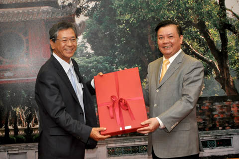 Bộ trưởng Đinh Tiến Dũng (phải) tặng quà lưu niệm Đại sứ Nhật Bản – ngài Hiroshi Fukada. Nguồn: thoibaotaichinhvietnam.vn