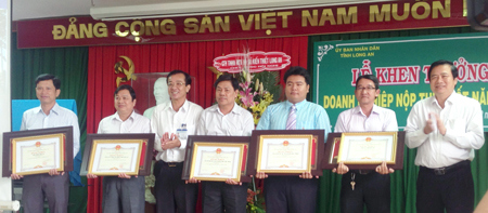 Ông Phạm Văn Rạnh - Phó chủ tịch UBNND tỉnh (bên phải) trao bẳng khen cho các doanh nghiệp. Nguồn: longan.gov.vn