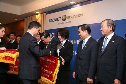 Bảo hiểm Bảo Việt khen thưởng các tập thể có thành tích kinh doanh tốt. Nguồn: internet