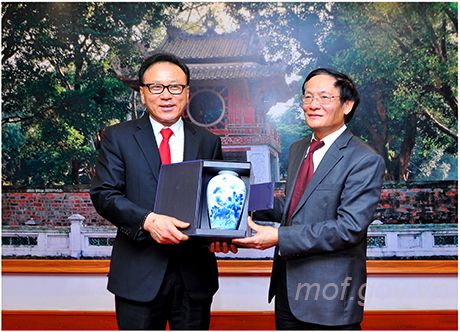 Thứ trưởng Nguyễn Công Nghiệp tặng quà lưu niệm cho Tổng Lãnh sự danh dự Park Soo Kwan. Nguồn: mof.gov.vn