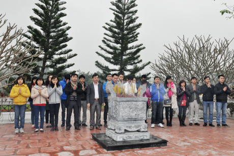 Đoàn Thanh niên Bộ Tài chính dâng hương tại Nghĩa trang liệt sĩ Phạm Văn Khang và các đồng đội. Nguồn: mof.gov.vn
