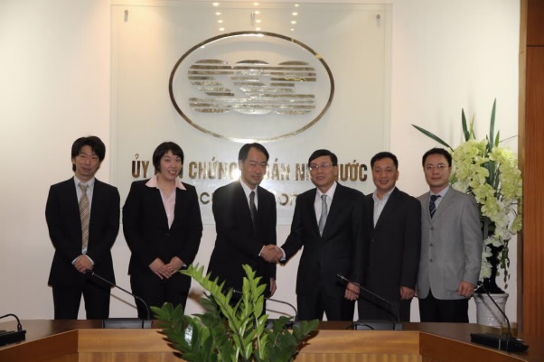 Chủ tịch UBCKNN Vũ Bằng chụp ảnh lưu niệm với ông Junichi Nakajima. Nguồn: ssc.gov.vn 