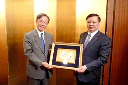 Bộ trưởng Đinh Tiến Dũng và ông Sato Yoshio, Chủ tịch Tập đoàn Sumitomo Life. Nguồn: mof.gov.vn 