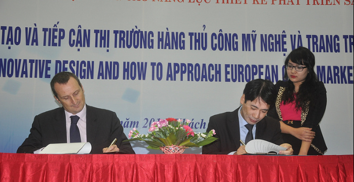 Ông Tạ Hoàng Linh, Phó Cục trưởng Cục xúc tiến Thương mại và ông Ian Robinson, Phó Giám đốc Hội đồng Anh tại Việt Nam tiến hành kí kết Biên bản Ghi nhớ. Nguồn: internet