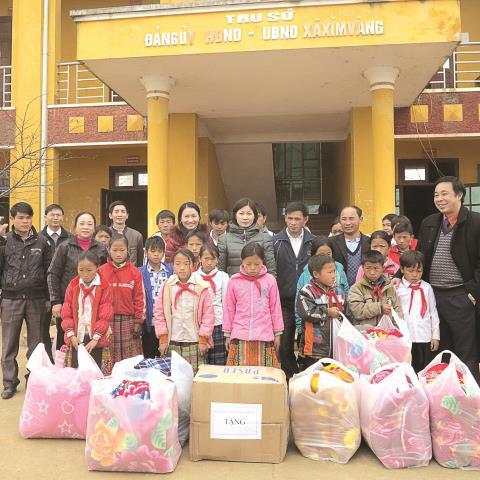 CBCC Kho bạc Nhà nước Sơn La hỗ trợ sách, vở cho học sinh xã Xím Vàng. Nguồn: baohaiquan.vn