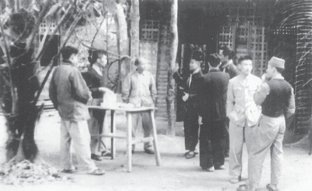 Bộ trưởng Lê Văn Hiến (giữa), một trong những đảng viên đầu tiên của Cơ quan Bộ Tài chính