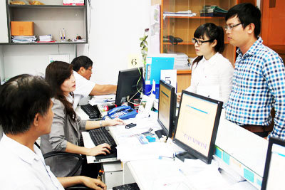 Khách hàng đến Trung tâm dịch vụ khách hàng Viễn thông Khánh Hòa báo tình trạng thuê bao bị đối tượng giả danh VNPT để lừa đảo, chiếm đoạt tiền cước viễn thông. Nguồn: internet