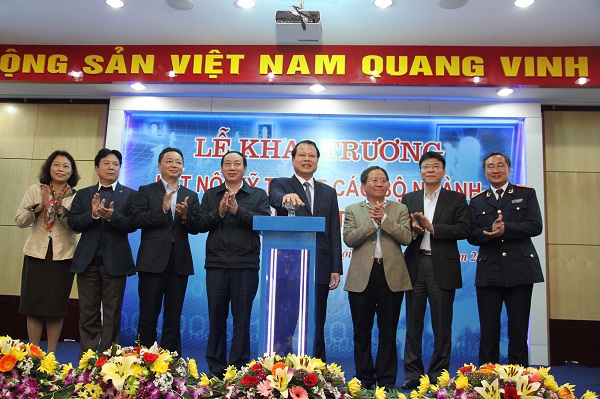  Phó Thủ tướng Vũ Văn Ninh "bấm nút" chính thức kết nối kỹ thuật Cơ chế một cửa quốc gia. Nguồn: financeplus.vn