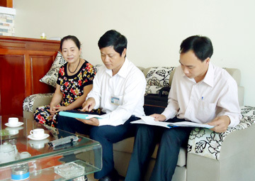 Đội thuế liên phường Thanh Bình - Thanh Trường kiểm tra sổ sách, hóa đơn tại một cơ sở kinh doanh. Nguồn: baodienbienphu.info.vn