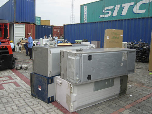 Tại cảng Cát Lái, lực lượng hải quan phát hiện trên 2.500 mặt hàng cấm nhập khẩu vào Việt Nam. Nguồn: internet