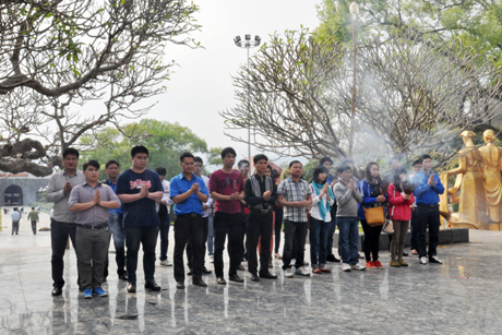  Đoàn Thanh niên Bộ Tài chính dâng hương tưởng niệm tại Nghĩa trang Liệt sỹ đồi A1. Nguồn: mof.gov.vn