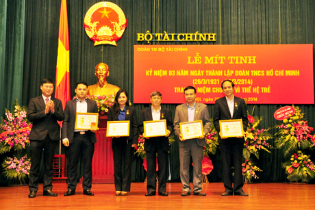 Đồng chí Lê Quốc Phong, Bí thư Trung ương Đoàn TNCS Hồ Chí Minh trao tặng Kỷ niệm chương cho các đồng chí đã có đóng góp trong sự nghiệp giáo dục thế hệ trẻ và xây dựng tổ chức Đoàn. Nguồn: mof.gov.vn
