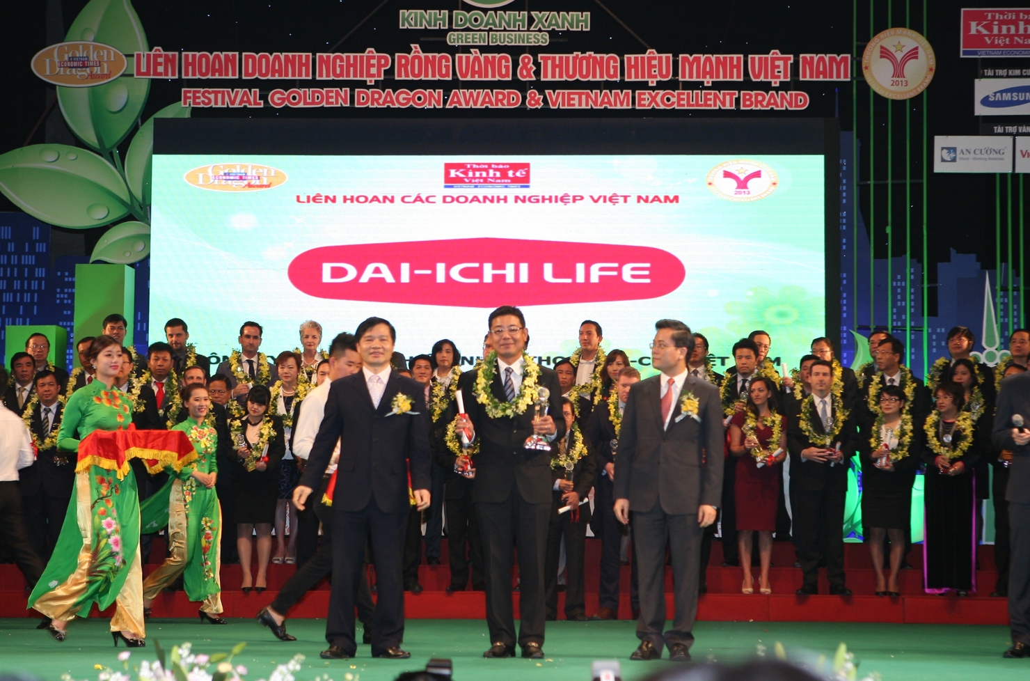 Dai-ichi Life Việt Nam vừa được vinh dự  nhận Giải thưởng Rồng Vàng năm 2013. Nguồn: dai-ichi-life.com.vn