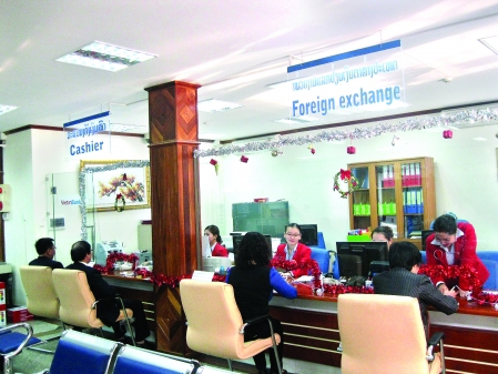 Khách hàng giao dịch tại VietinBank Chi nhánh Lào. Nguồn: internet