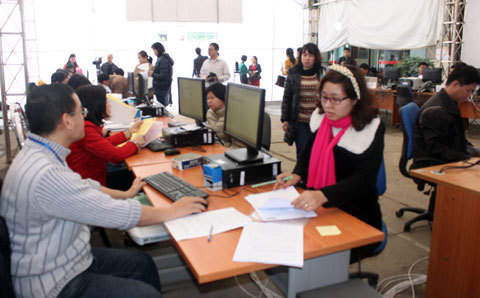 Cục Thuế Hà Nội đã dựng nhà bạt, bố trí tiếp nhận nộp hồ sơ quyết toán thuế của người nộp thuế. Nguồn: thoibaotaichinhvietnam.vn