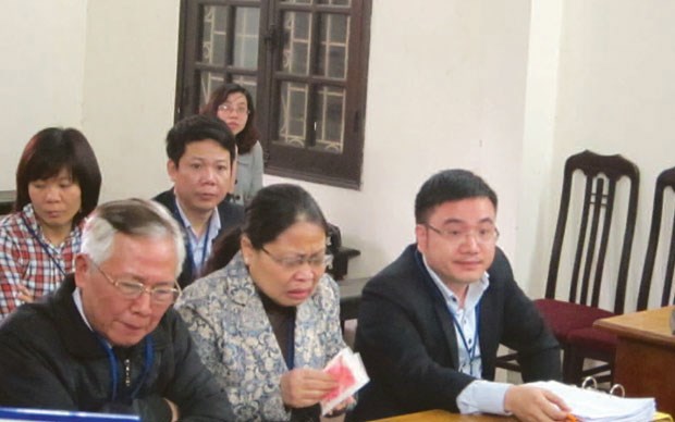 Bà Phạm Đặng Diệp Linh (giữa) bật khóc trước tòa. Nguồn: tinnhanhchungkhoan.vn