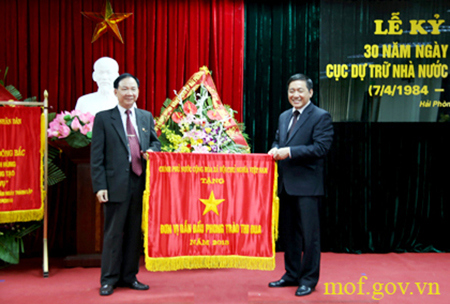Đồng chí Phạm Phan Dũng trao Cờ thi đua của Chính phủ cho Cục DTNN Khu vực Đông Bắc. Nguồn: mof.gov.vn