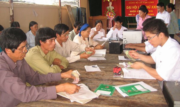 Hộ cận nghèo ở Tuyên Quang nhận vốn vay của NHCSXH tại điểm giao dịch xã. Nguồn: internet