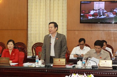 Chủ nhiệm Ủy ban Tài chính-Ngân sách của Quốc hội Phùng Quốc Hiển trình bày báo cáo thẩm tra Báo cáo của Bộ Tài chính. Nguồn: chinhphu.vn
