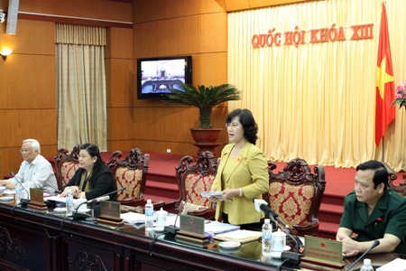 Phó Chủ tịch Quốc hội Nguyễn Thị Kim Ngân đề nghị Bộ Tài chính tiếp thu ý kiến của
các Ủy viên Thường vụ Quốc hội để hoàn thiện nội dung, hình thức văn bản để trình Chính phủ. Nguồn: internet