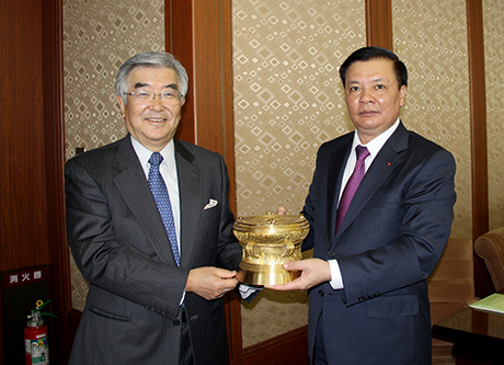 Bộ trưởng Bộ Tài chính Đinh Tiến Dũng và ông Atsushi Saito, Tổng Giám đốc Điều hành Tập đoàn JPX. Nguồn: mof.gov.vn
