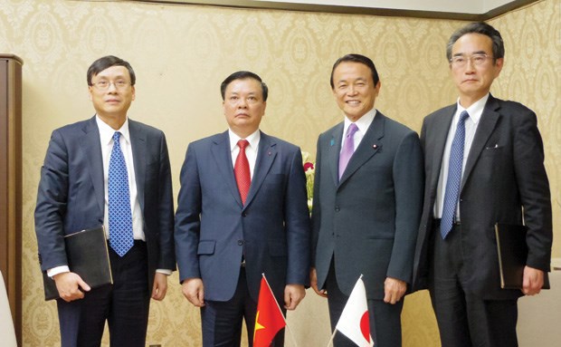 Bộ trưởng Đinh Tiến Dũng (thứ hai từ trái sang), Chủ tịch Uỷ ban Chứng khoán Nhà nước Vũ Bằng (ngoài cùng bên trái) cùng Bộ trưởng Tài chính Nhật Bản Taro Aso (thứ 3 từ trái sang) trong chuyến công tác của Bộ trưởng tháng 3/2014. Nguồn: internet