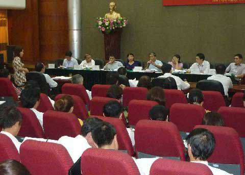 Lãnh đạo Cục Thuế Hà Nội trả lời những vướng mắc của các phòng chức năng, các chi cục thuế trên địa bàn. Nguồn: thoibaotaichinhvietnam.vn