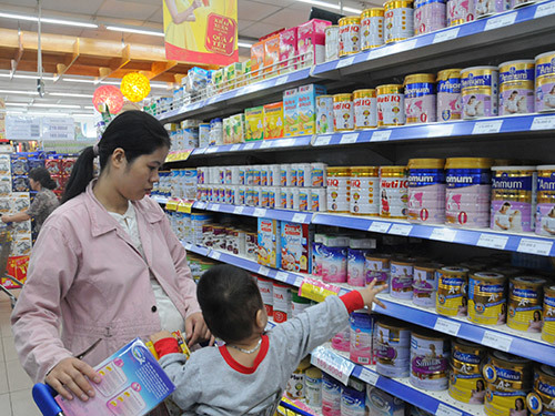 Chính phủ thống nhất chủ trương áp dụng biện pháp bình ổn giá sản phẩm sữa dành cho trẻ em dưới 6 tuổi. Nguồn: internet