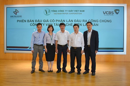 Bà Nguyễn Thị Hoàng Lan, Phó Chủ tịch HĐQT kiêm Phó Tổng giám đốc HNX cùng ban lãnh đạo Công ty Vận tải và Chế biến Lâm sản tại buổi bán đấu giá. Nguồn: financeplus.vn
