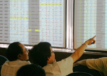 Thị trường chứng khoán đang trong xu hướng giảm điểm khi mất mốc 600 điểm vào đầu tháng 4. Nguồn: internet