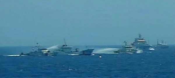  Trung Quốc đã sử dụng 3 tàu để bao vây tàu cảnh sát biển CSB 4032 của Việt Nam, ngày 13/5. Nguồn: internet