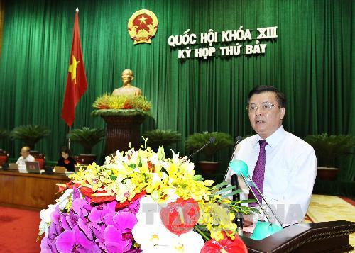 Bộ trưởng Bộ Tài chính Đinh Tiến Dũng trình bày báo cáo quyết toán NSNN 2012 trước Quốc hội chiều 20/5. Nguồn: internet