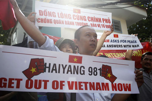 Người biểu tình phản đối trước Tổng lãnh sự quán Trung Quốc tại TP. Hồ Chí Minh. Nguồn: internet