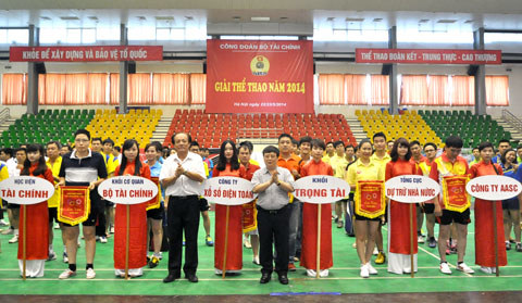 Phó Chủ tịch công đoàn Nguyễn Tuấn Phương - Trưởng ban tổ chức giải thể thao tặng cờ cho các đội trước giờ thi đấu. Nguồn: thoibaotaichinhvietnam.vn