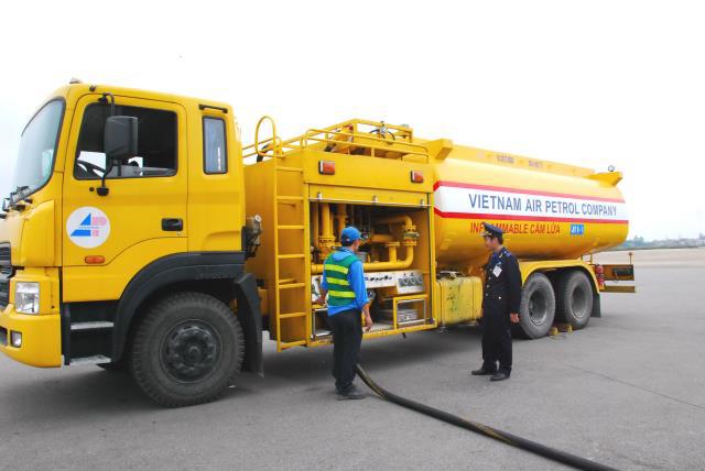 Công chức Hải quan Nghệ An giám sát xăng dầu tàu bay. Nguồn: baohaiquan.vn