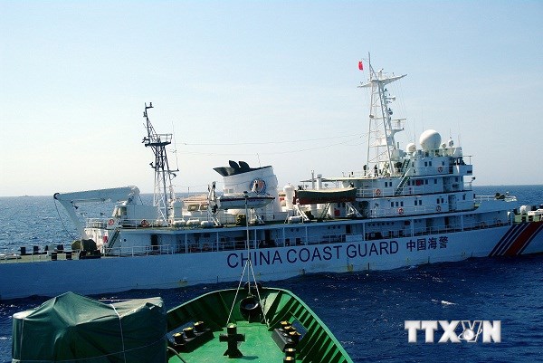 Tàu Hải cảnh Trung Quốc ngang nhiên uy hiếp tàu Việt Nam tại vùng đặc quyền kinh tế của Việt Nam. Nguồn: vnanet.vn