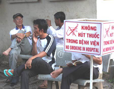 Mỗi năm Việt Nam có khoảng 40.000 người tử vong vì các bệnh liên quan đến thuốc lá. Nguồn: internet