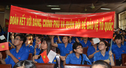 Sinh viên biểu thị lòng yêu nước. Nguồn: baoxaydung.com.vn