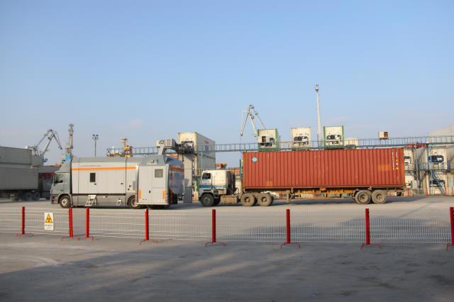 Sử dụng máy soi container di động kiểm tra hàng hóa XNK tại cảng Green Port - Hải Phòng. Nguồn: baohaiquan.vn